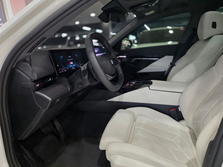BMW 5-Series 2024