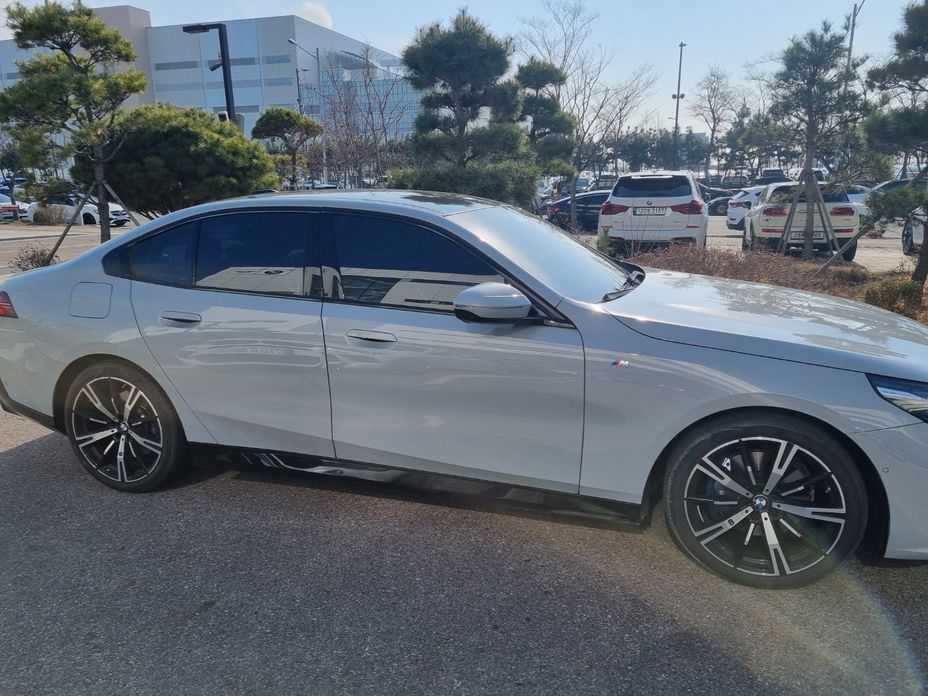 BMW 5-Series 2024