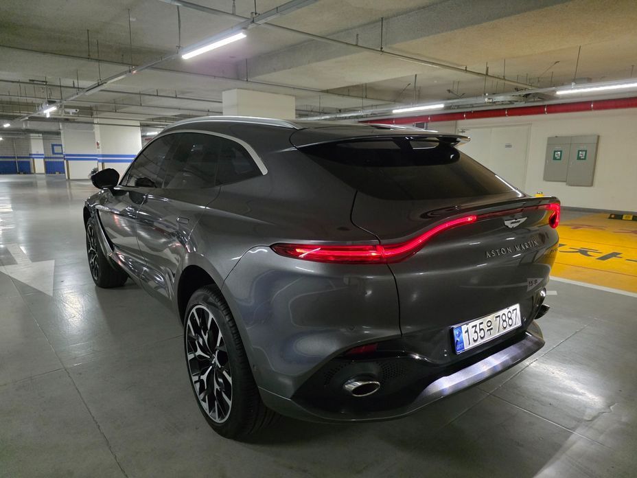 Astonmartin DBX 2021