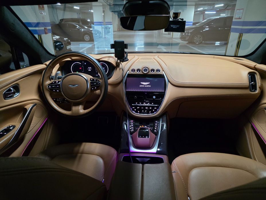 Astonmartin DBX 2021