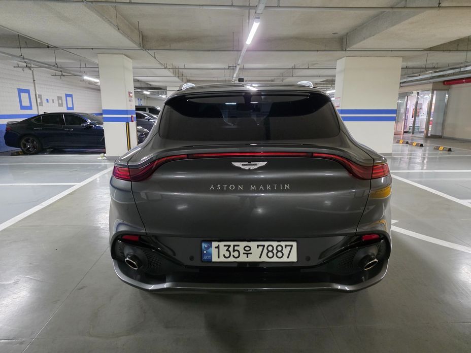 Astonmartin DBX 2021