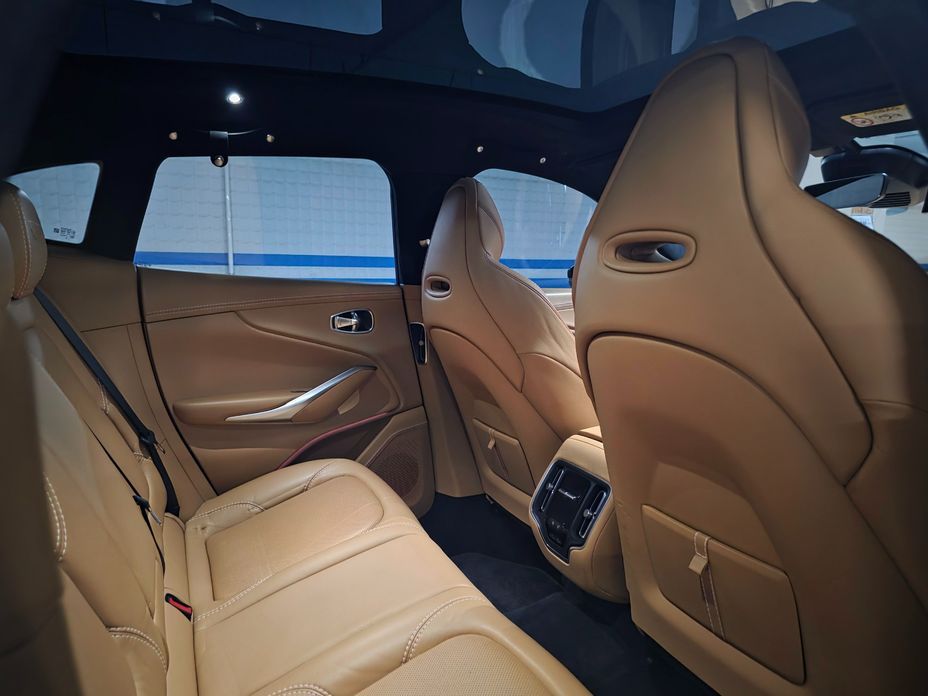 Astonmartin DBX 2021