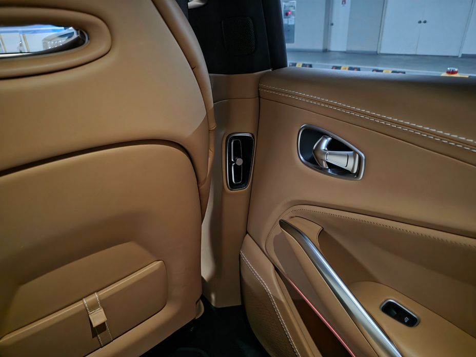 Astonmartin DBX 2021
