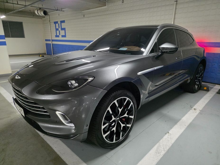 Astonmartin DBX 2021