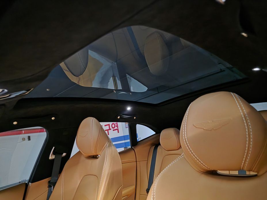 Astonmartin DBX 2021