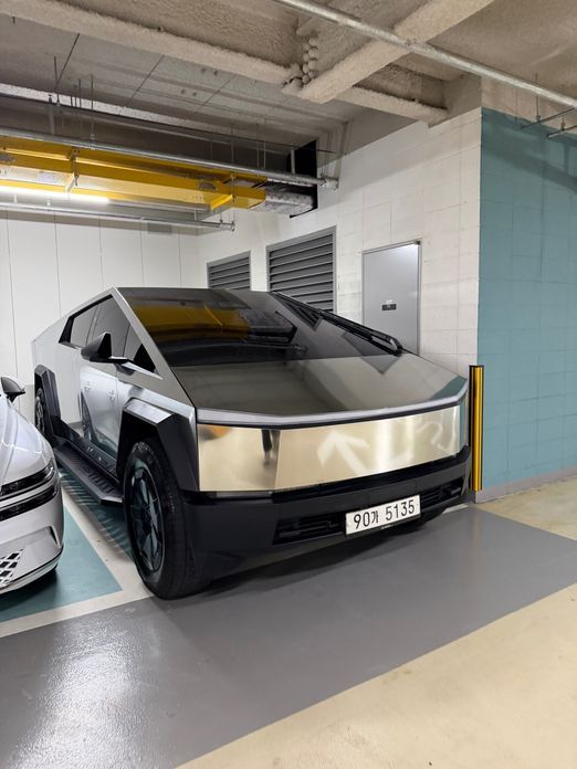 Tesla Cybertruck 2025