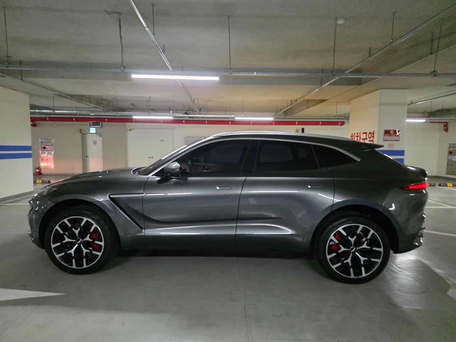 Astonmartin DBX 2021