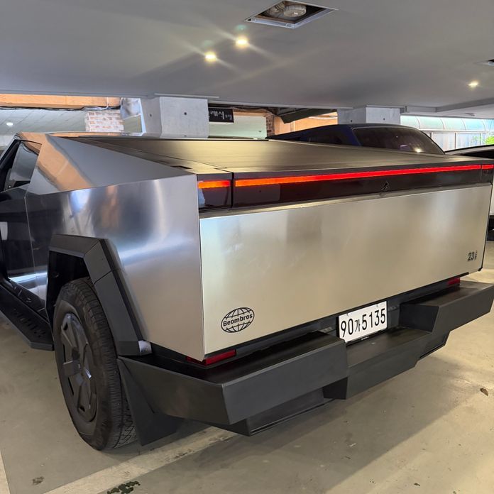 Tesla Cybertruck 2025
