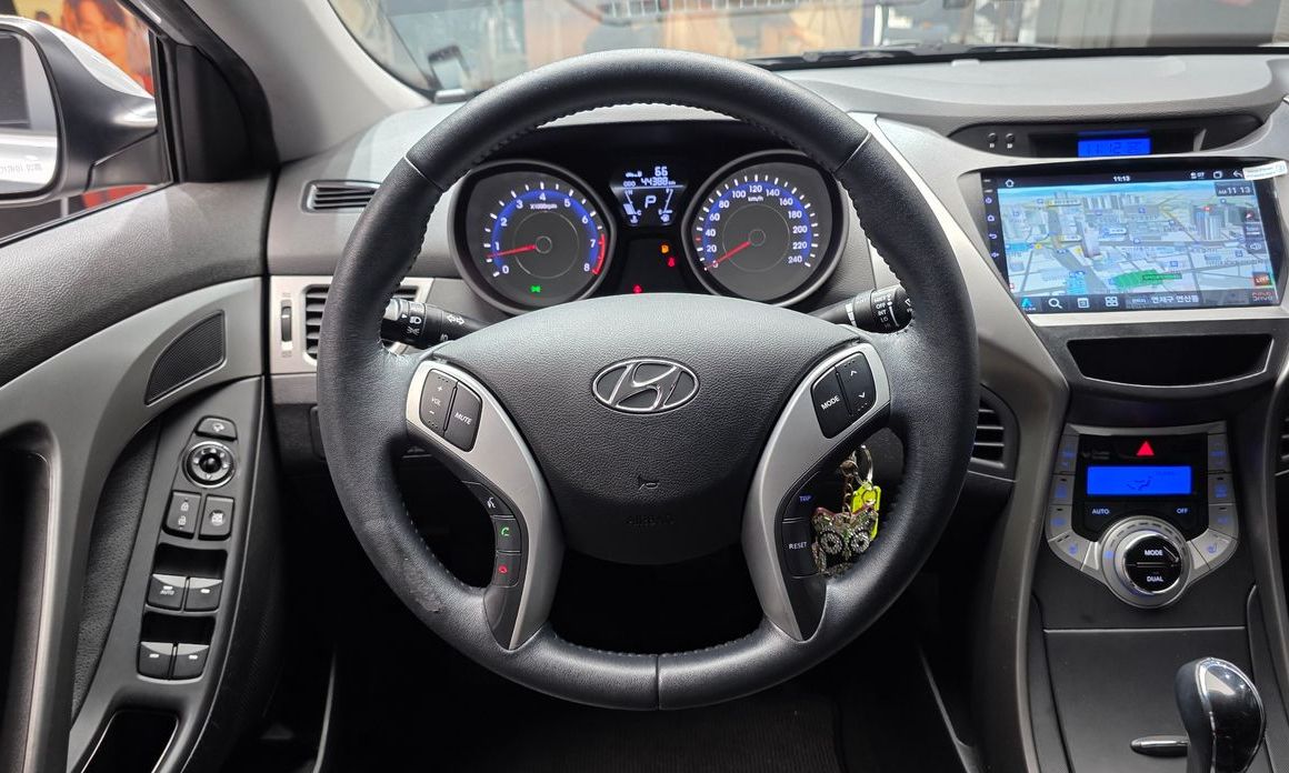 Hyundai AVANTE 2012