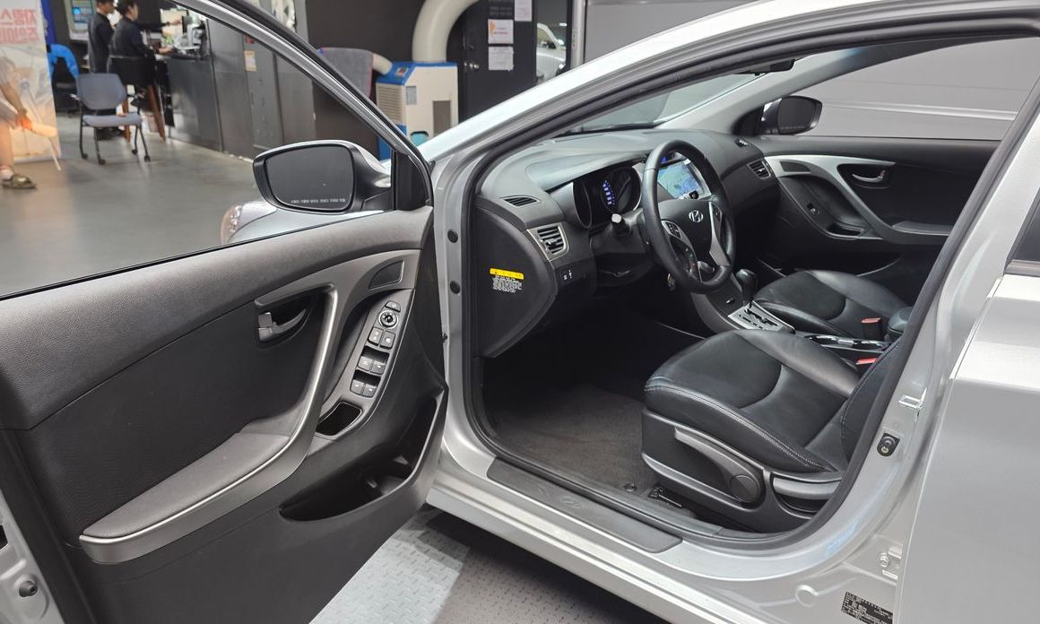 Hyundai AVANTE 2012