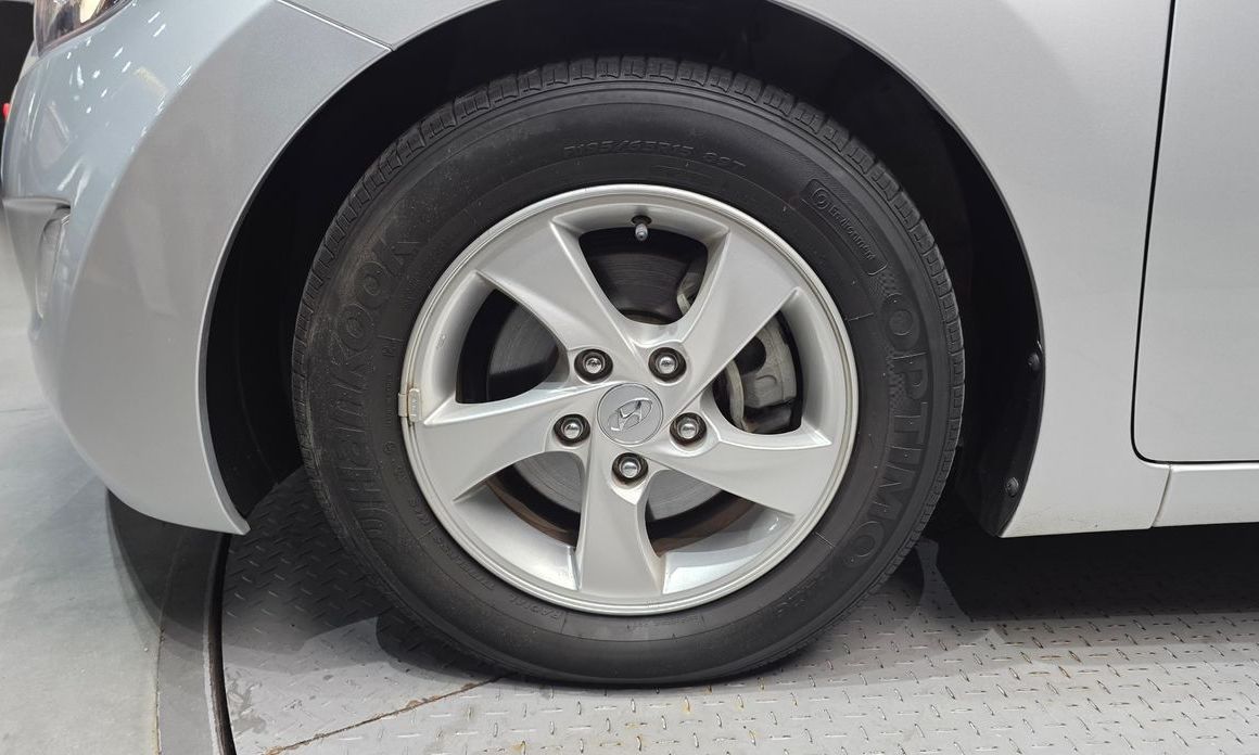 Hyundai AVANTE 2012