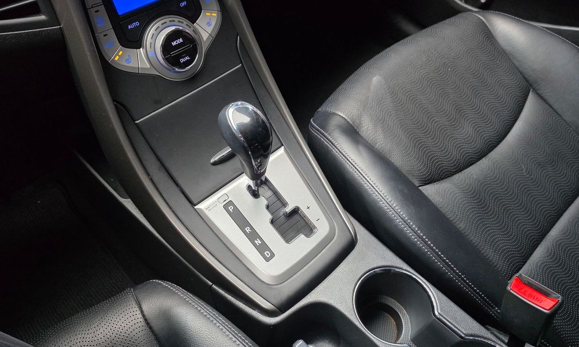 Hyundai AVANTE 2012