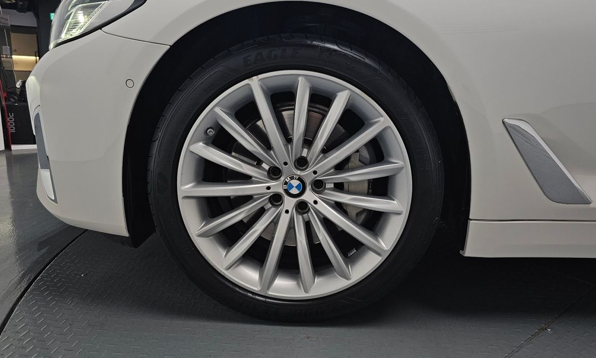 BMW 5-Series 2023