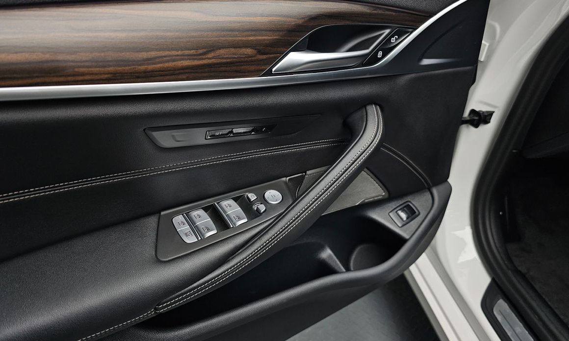 BMW 5-Series 2023
