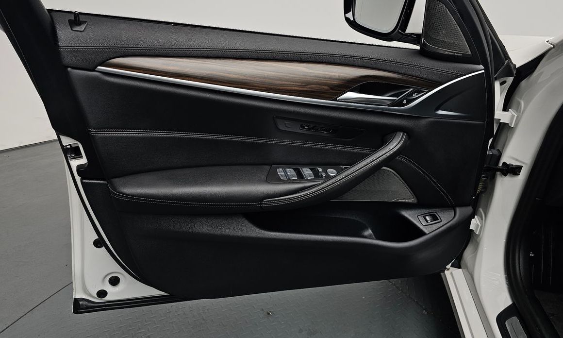 BMW 5-Series 2023