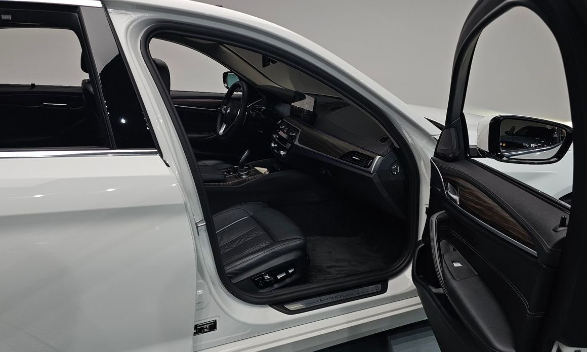BMW 5-Series 2023