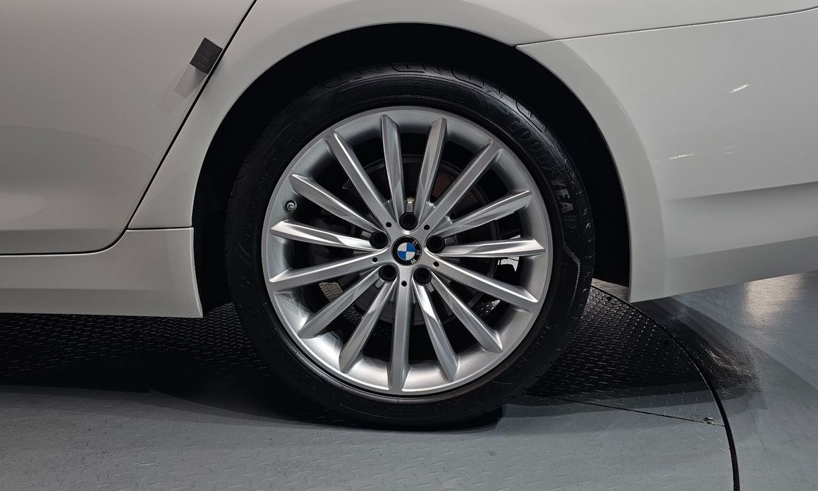 BMW 5-Series 2023