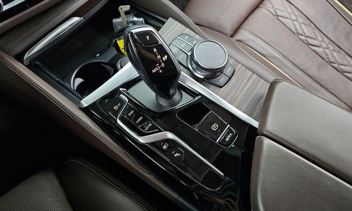 BMW 5-Series 2023