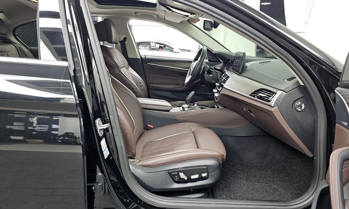 BMW 5-Series 2023