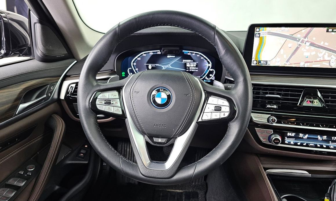 BMW 5-Series 2023
