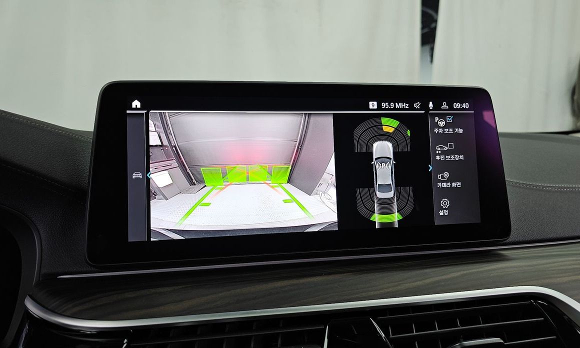 BMW 5-Series 2023