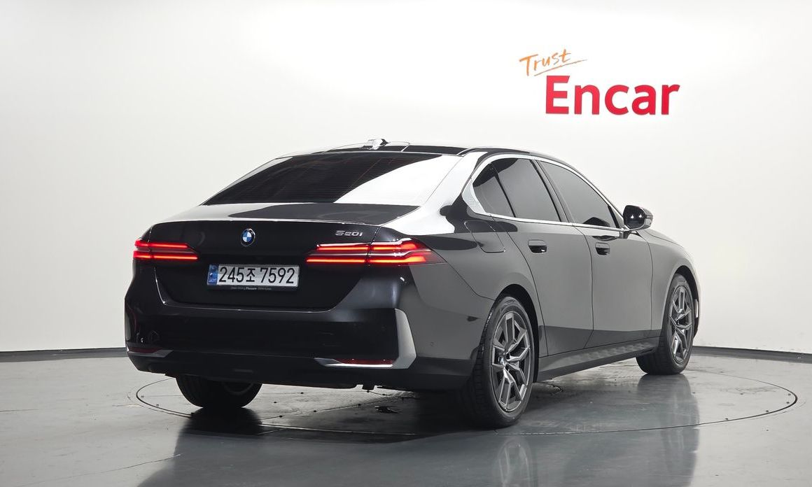 BMW 5-Series 2024