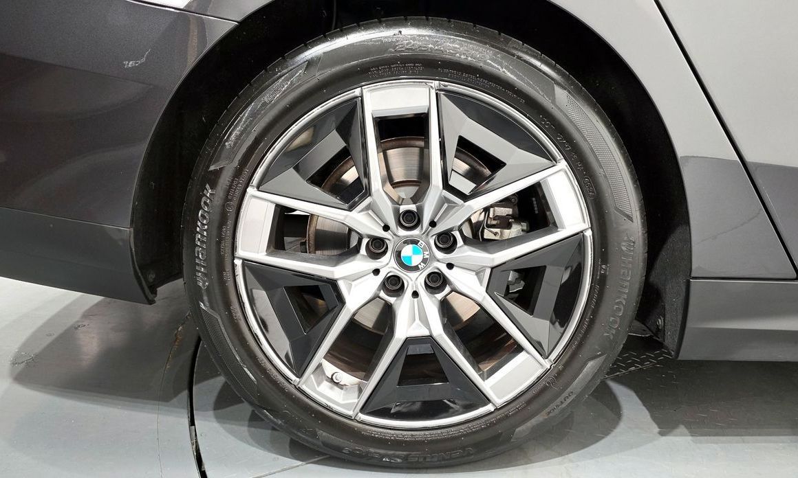 BMW 5-Series 2024