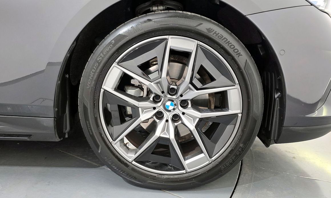 BMW 5-Series 2024