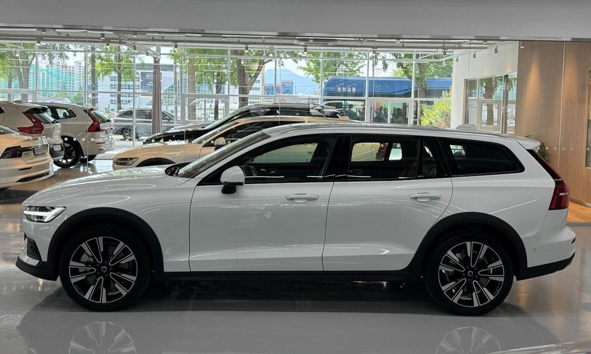 Volvo V60 2025