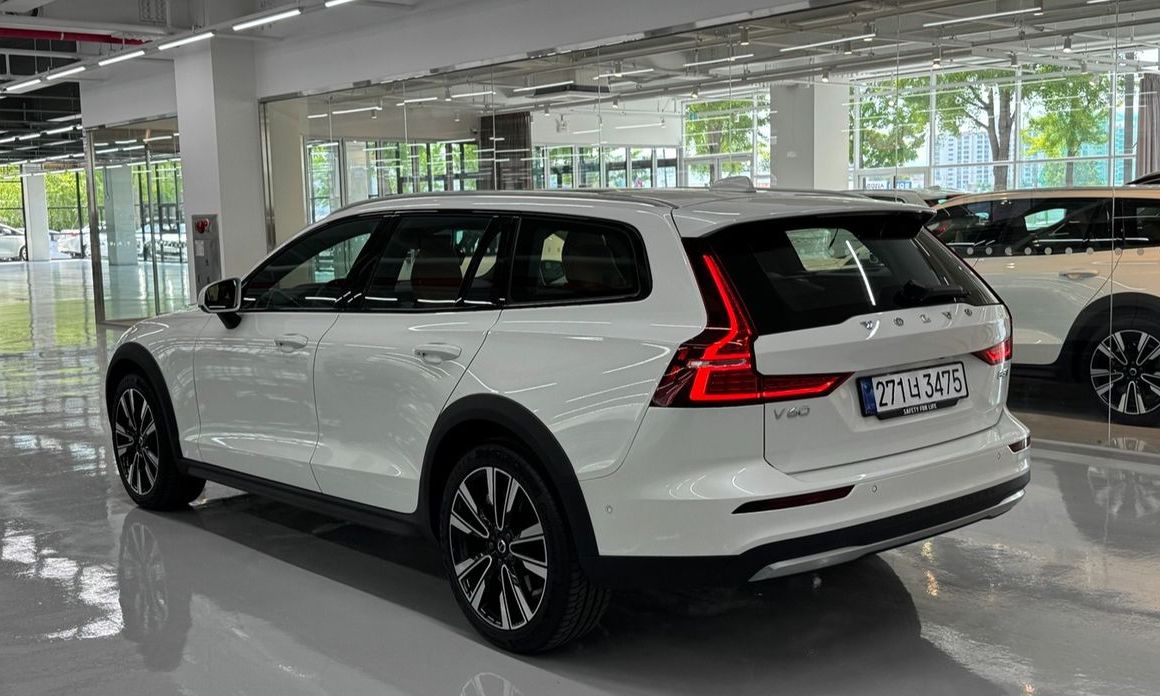 Volvo V60 2025