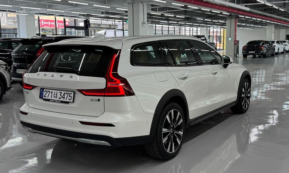 Volvo V60 2025