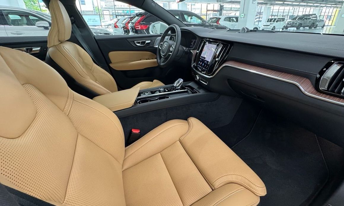 Volvo V60 2025