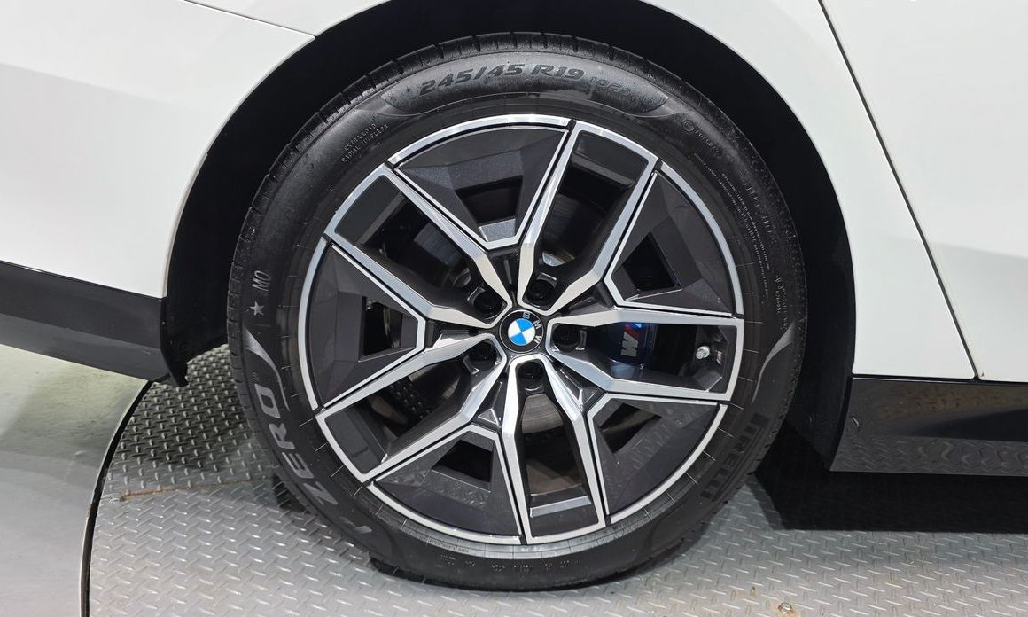 BMW 5-Series 2025