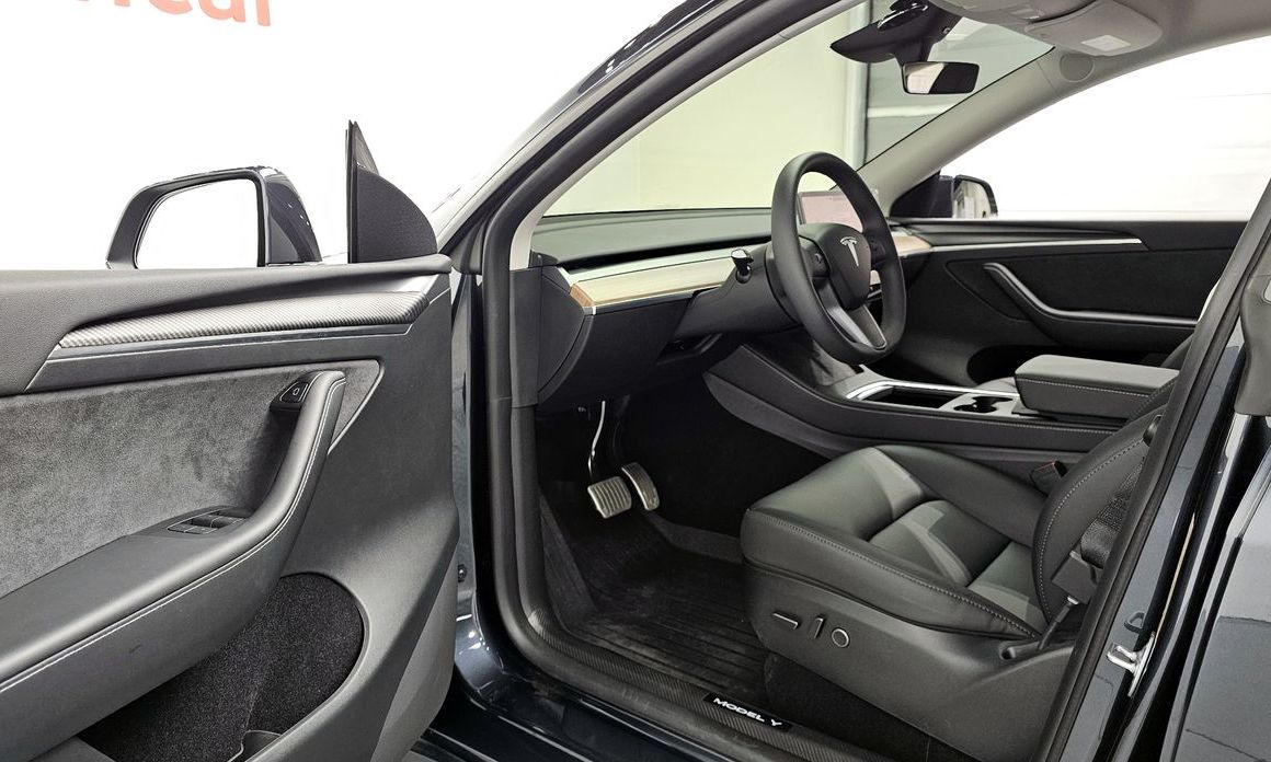 Tesla Model Y 2025