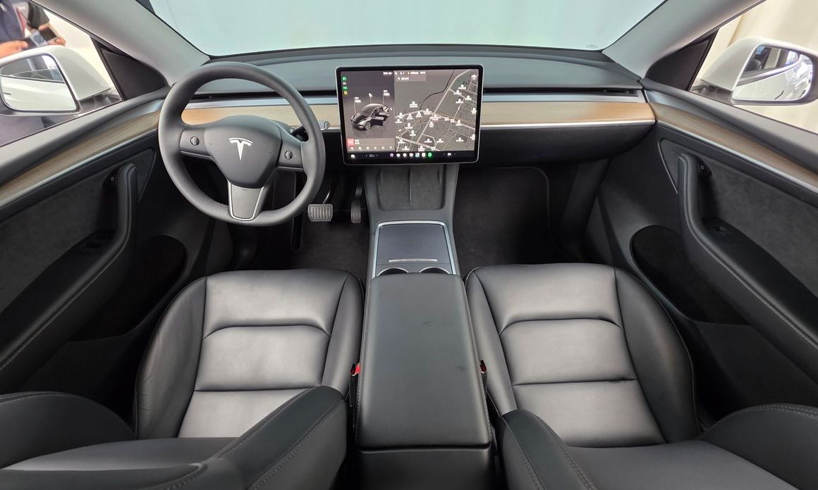 Tesla Model Y 2024