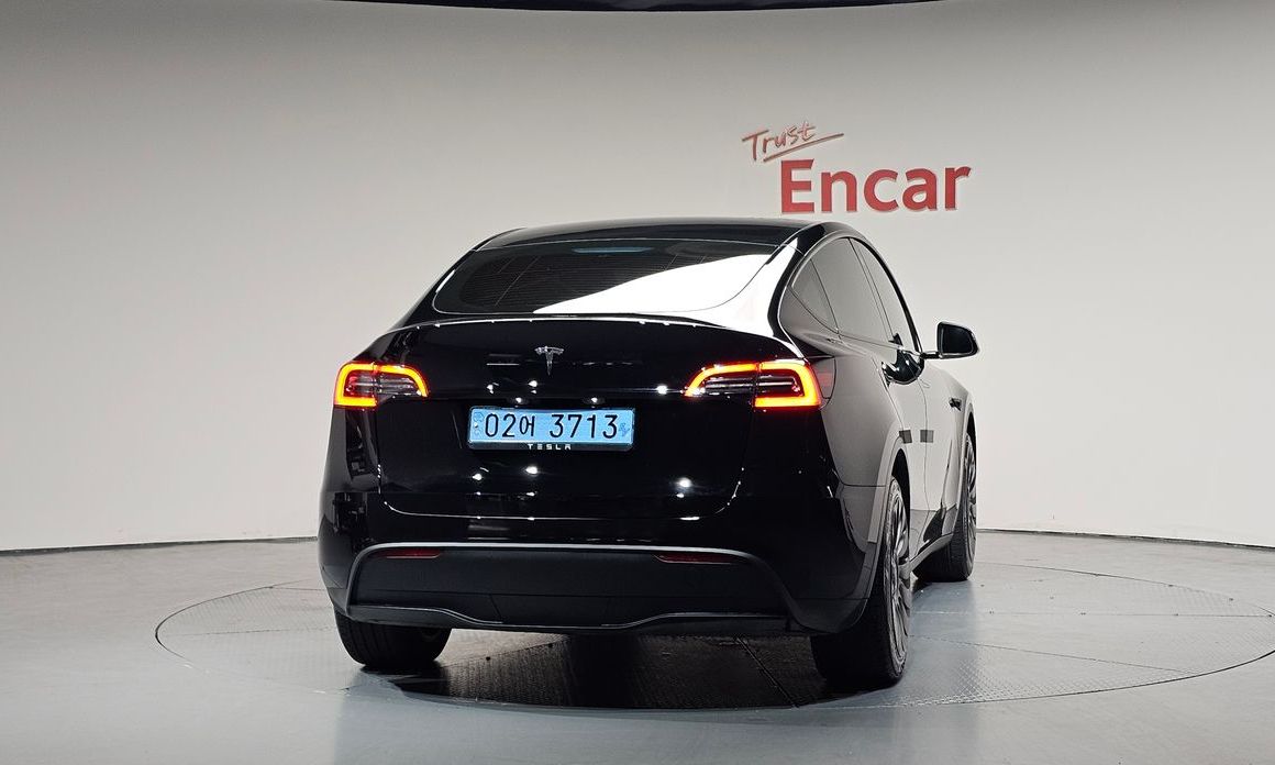 Tesla Model Y 2024