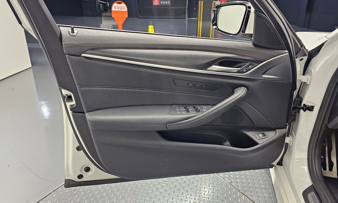 BMW 5-Series 2023