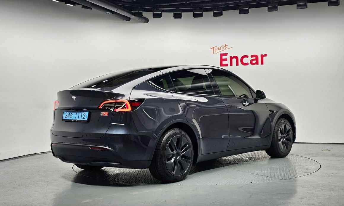 Tesla Model Y 2025