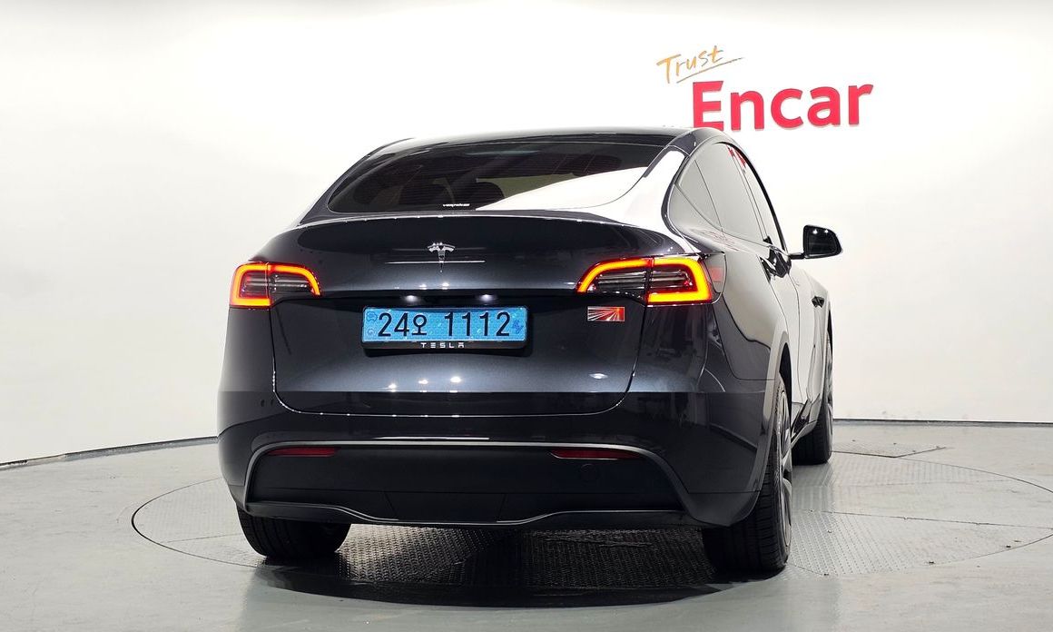 Tesla Model Y 2025