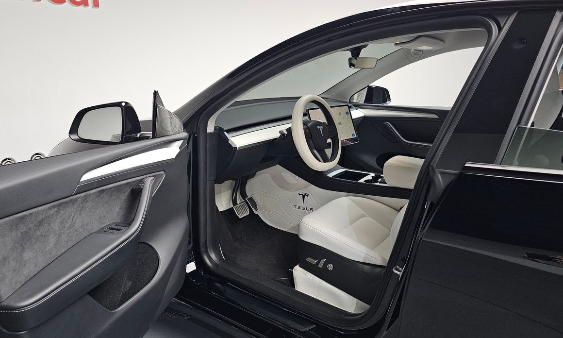 Tesla Model Y 2024