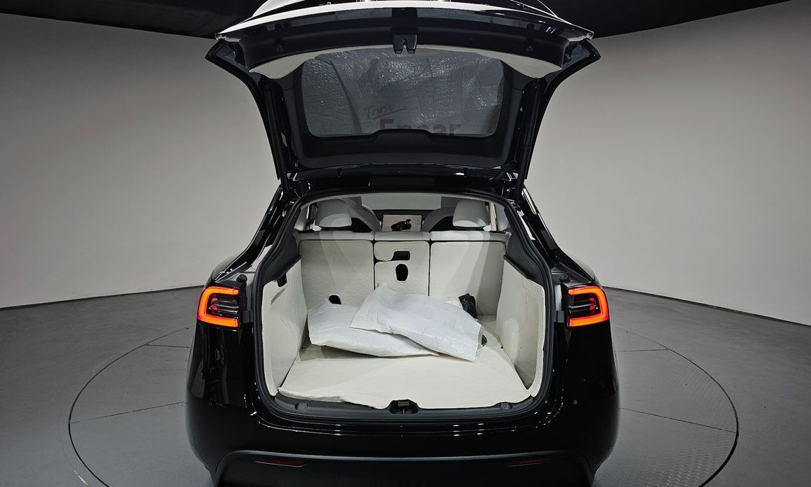 Tesla Model Y 2024