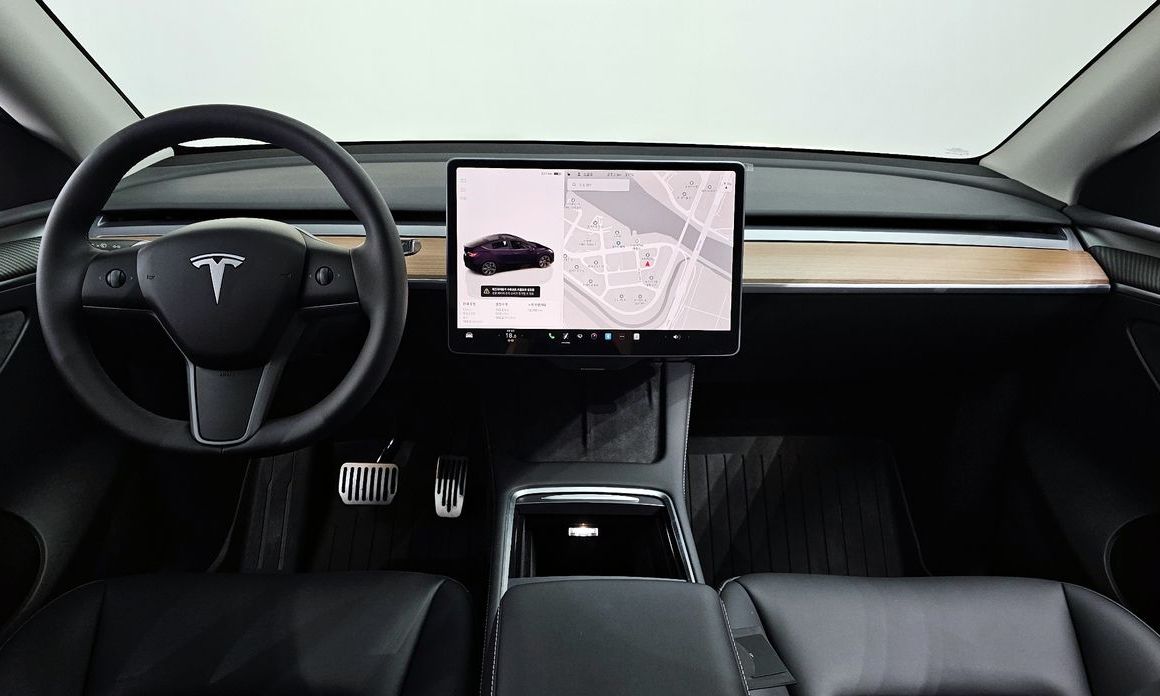 Tesla Model Y 2025