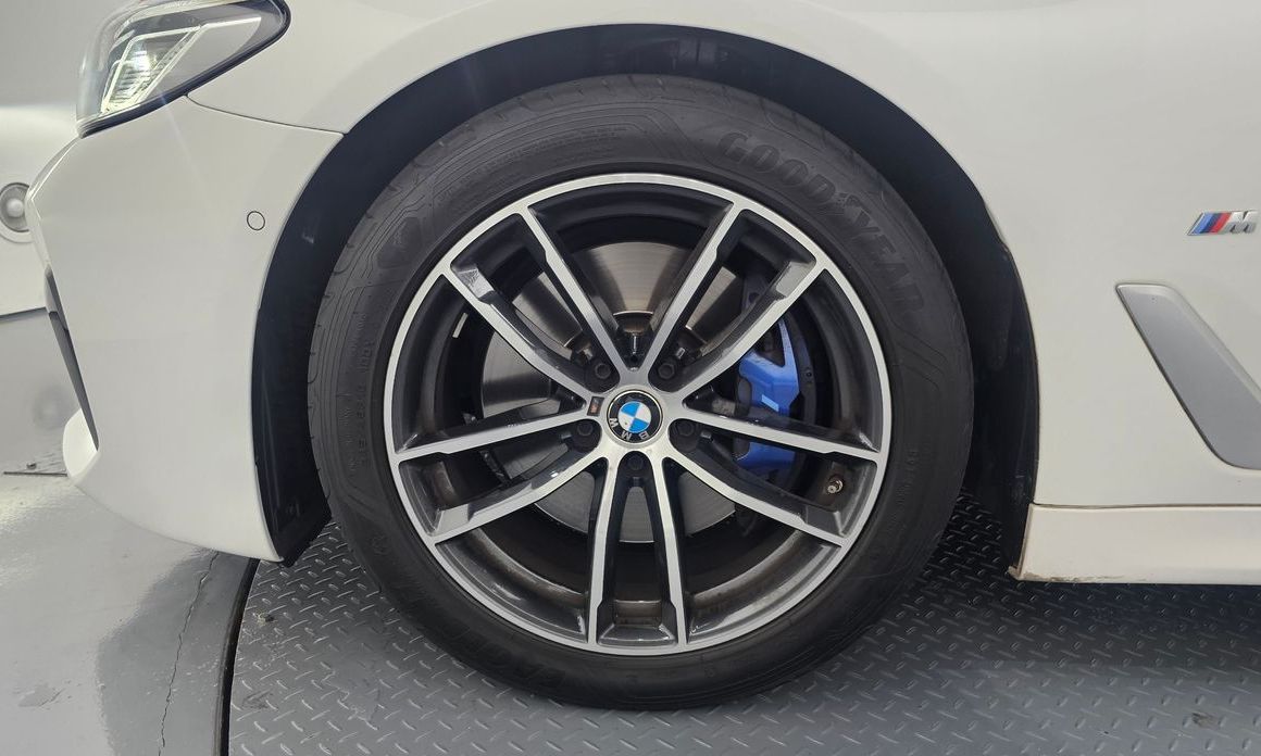 BMW 5-Series 2023