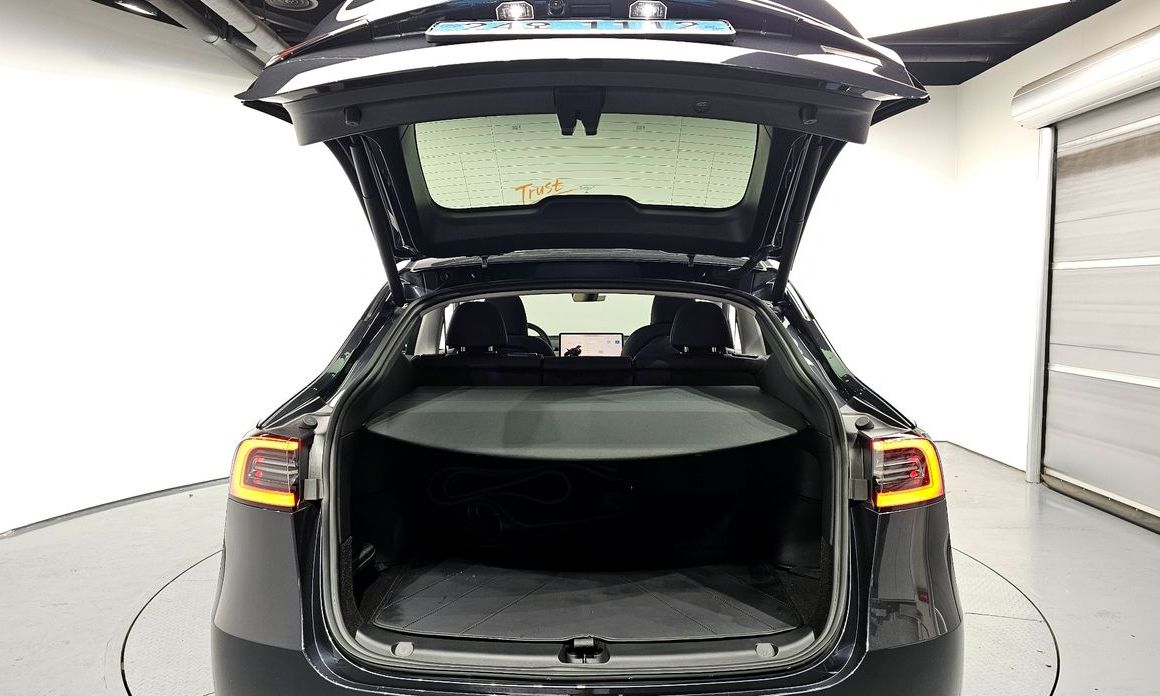 Tesla Model Y 2025
