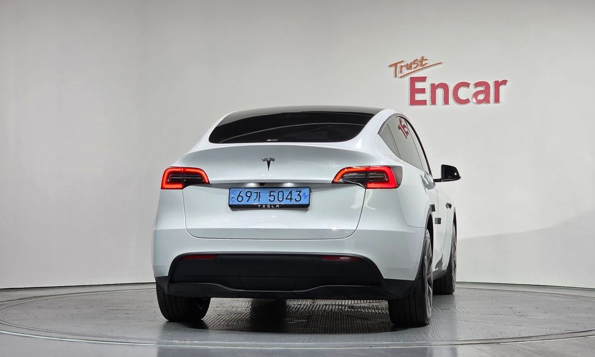 Tesla Model Y 2024