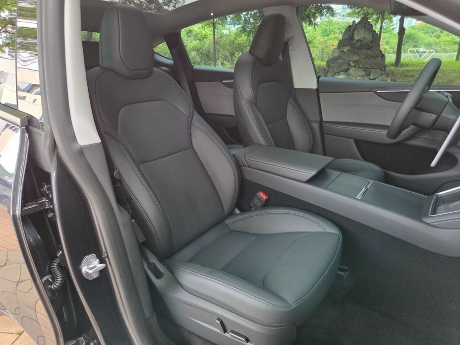 Tesla Model Y 2025