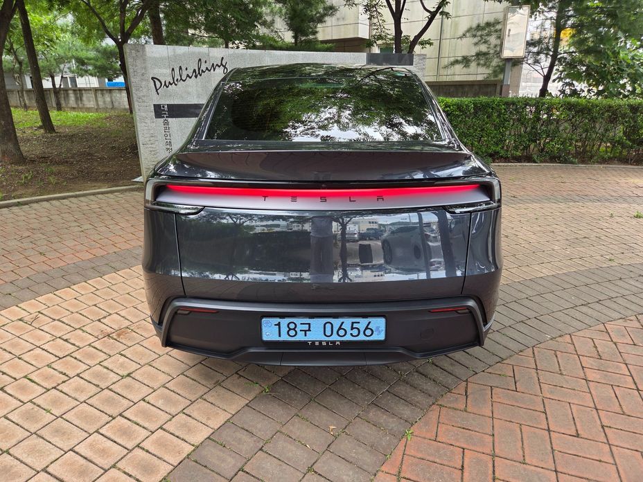 Tesla Model Y 2025