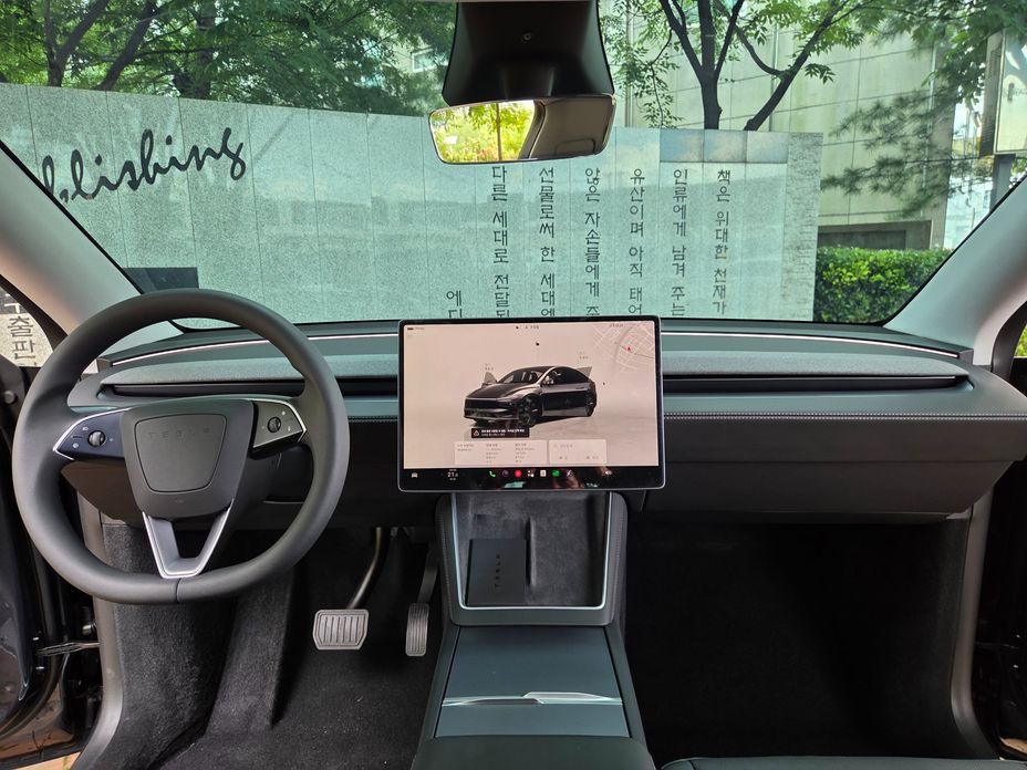 Tesla Model Y 2025