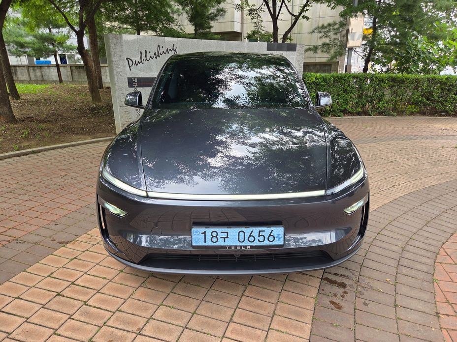 Tesla Model Y 2025