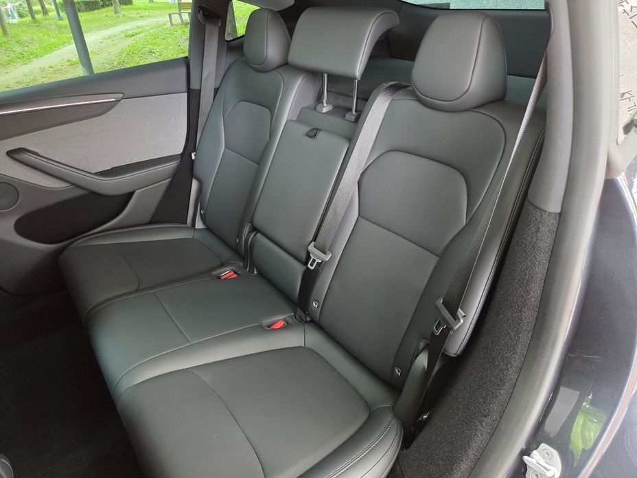 Tesla Model Y 2025